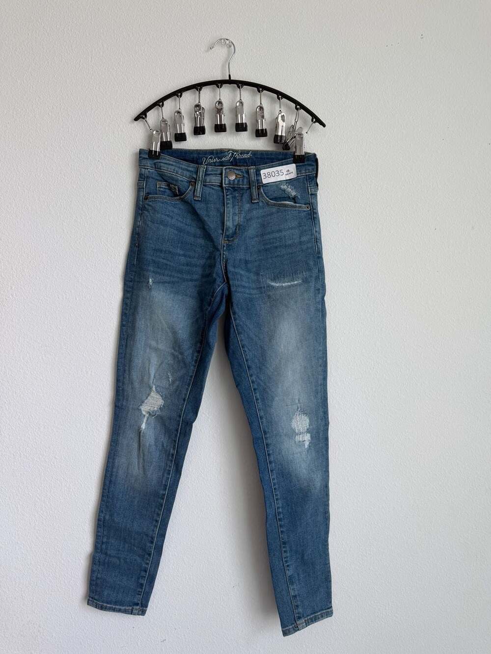 Universal Thread High Rise Skinny Distressed Denim Jeans
Size 2|26R